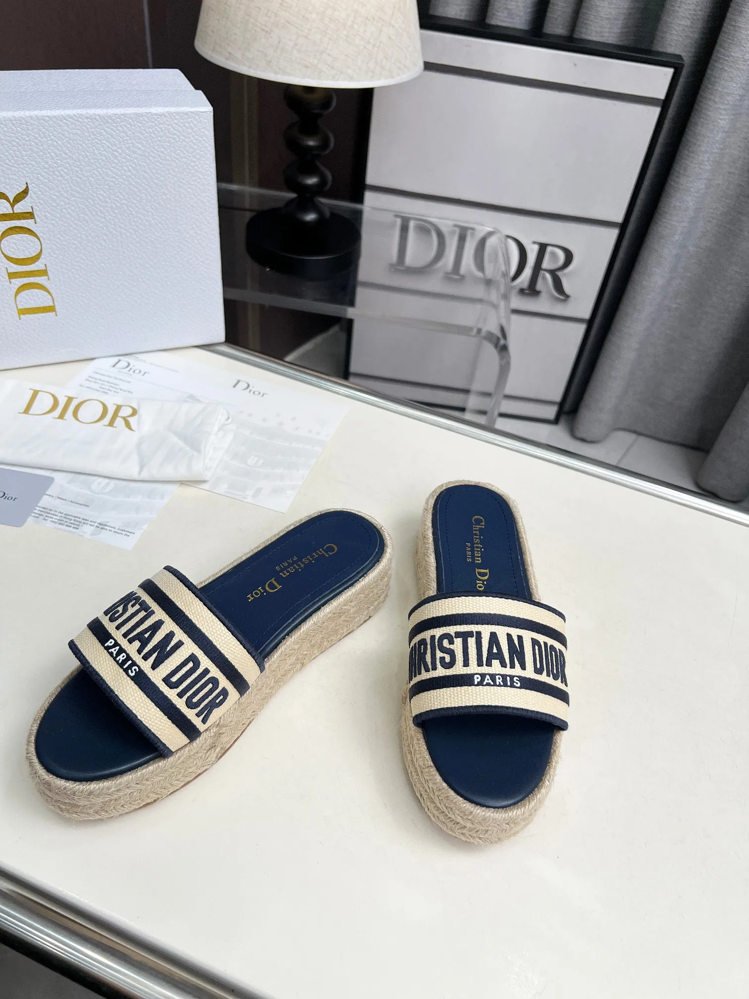👟👟Ex-factory price 420👟👟 Dior's new spring and summer IVIETA DWAY jelly-colored flat-soled one-slip women's shoes with CD letter logo three-dimensional embroidery thick-soled round-toe open-toe slippers. The original version is developed to be the top version on the market. It feels soft and delicate on the feet and is extremely comfortable. Material: Upper imported raffia electric embroidery high-temperature water-soluble cotton technical fabric + water-dyed cowhide foot pad lining + original consistent combination outsole Outsole: original outsole Size: 35-42 (40.41.42 custom-made, non-refundable and non-exchangeable)